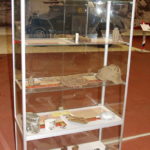 Витрины с находками с мест боев в музейном комплексе парка Патриот