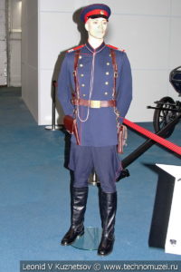 Сержант милиции в форме 1943-1958 годов в музейном комплексе парка Патриот