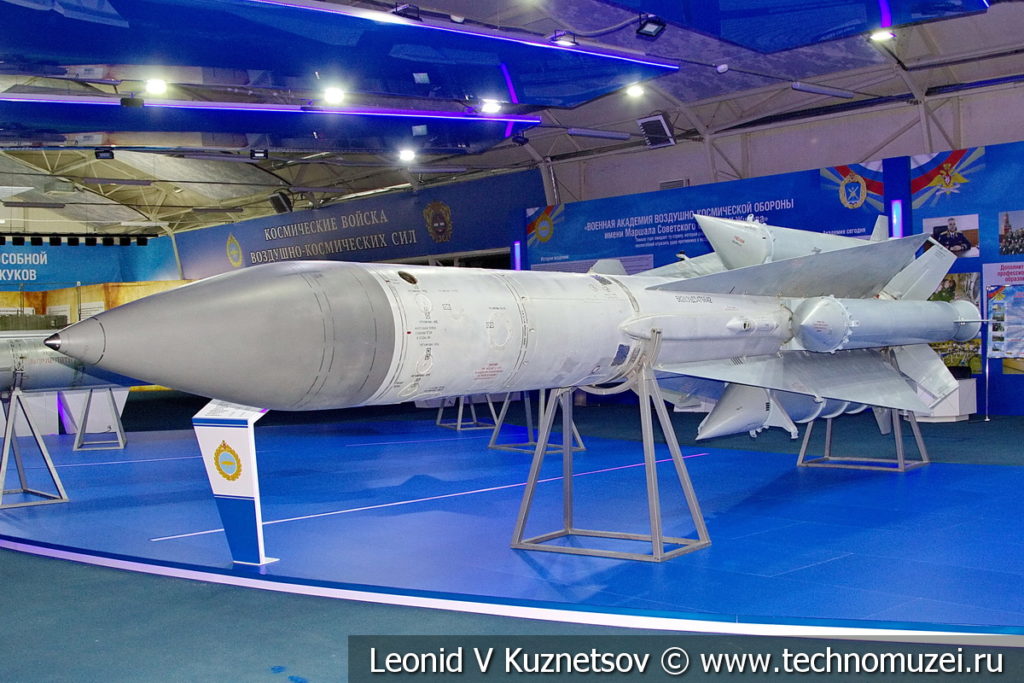 Зенитная ракета комплекса С-200 (модели 5В21 и 5В28) в музейном комплексе парка Патриот