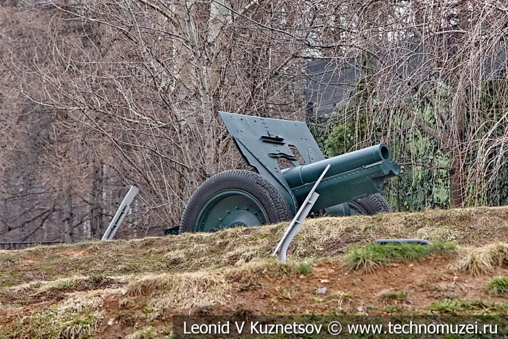 122-мм полевая гаубица образца 1910/1930 годов на закрытой позиции в музее Победы на Поклонной горе