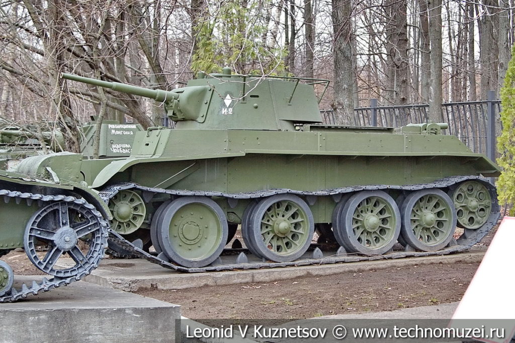 Колесно-гусеничный танк БТ-7 1935 года в музее Победы на Поклонной горе