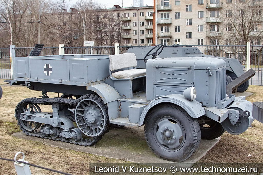 Французский полугусеничный тягач Unic Р 107В в музее Победы на Поклонной горе
