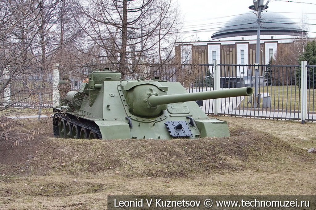 100-мм САУ СУ-100 образца 1944 года на позиции в музее Победы на Поклонной горе