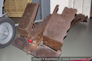 Разбитое немецкое 75-мм пехотное орудие leIG 18 в музее Победы на Поклонной горе