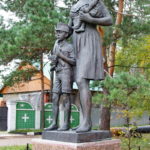 Памятник жене офицера "Ожидание" в микрорайоне Заря в Балашихе