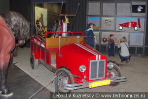 Селфи-мобиль пожарная машина в автомузее Моторы Октября в Москве