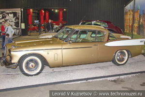 Двухдверное купе Studebaker Golden Hawk 1957 года в автомузее Моторы Октября в Москве