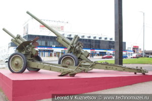 122-мм корпусная пушка-гаубица А-19 образца 1931/1937 годов в Музее обороны Москвы и 122-мм гаубица М-30 образца 1938 года в Музее обороны Москвы