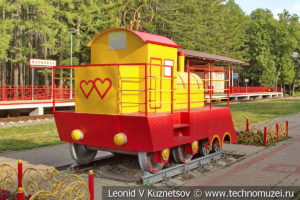 Свадебный поезд на Аллее невест в Детском парке в Новомосковске