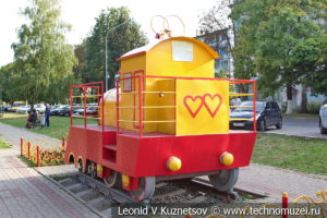Свадебный поезд на Аллее невест в Детском парке в Новомосковске