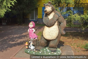 Скульптура Маша и Медведь на Тульской детской железной дороге