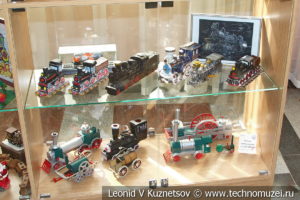 Витрина с подарками и сувенирами в выставочном зале Тульской детской железной дороги