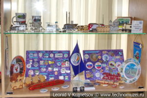 Витрина с подарками и сувенирами в выставочном зале Тульской детской железной дороги