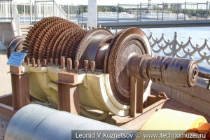Паротурбинная установка подводной лодки в Музее Военно-морского флота в Москве