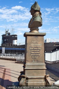 Памятник адмиралу Ушакову в Музее Военно-морского флота в Москве