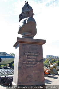 Памятник адмиралу Ушакову в Музее Военно-морского флота в Москве