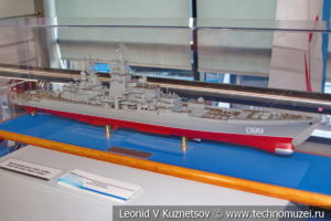 Тяжелый атомный ракетный крейсер Петр Великий (модель) в Музее Военно-морского флота в Москве