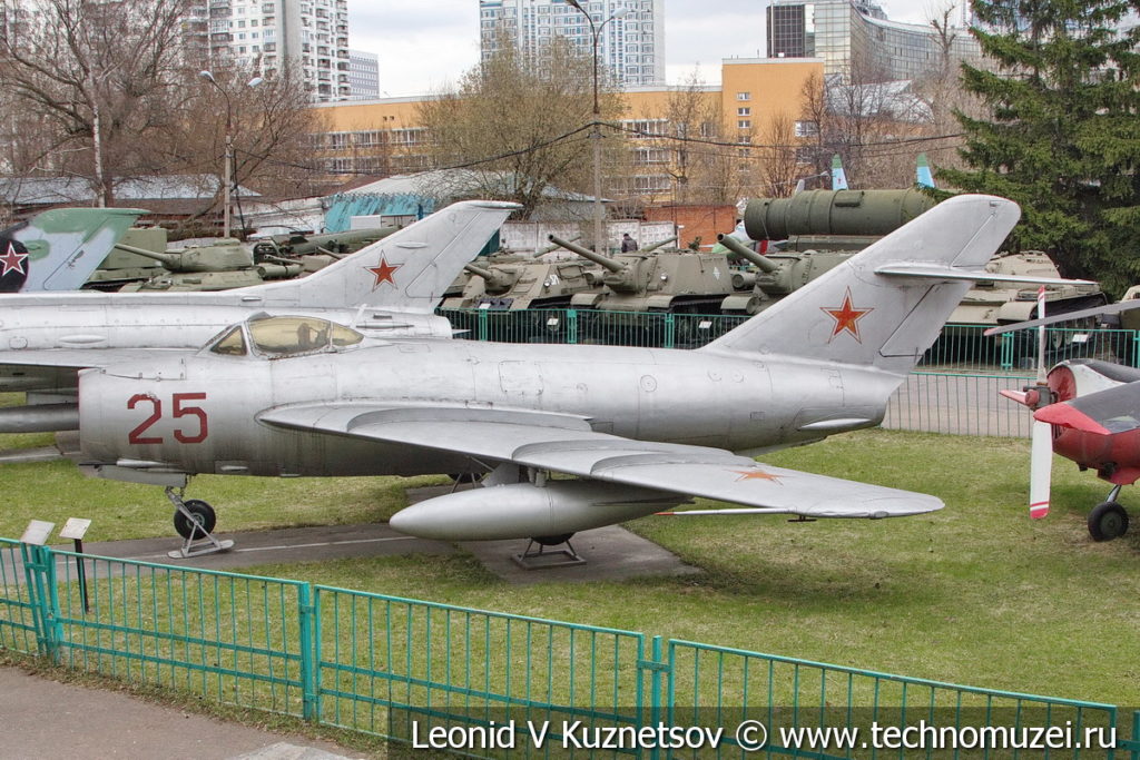 Реактивный истребитель МиГ-17 в Центральном музее Вооруженных Сил