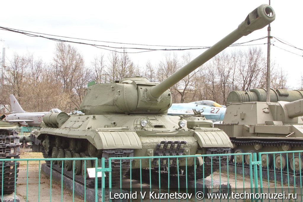 Тяжелый танк ИС-2 в Центральном музее Вооруженных Сил