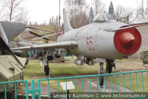 Реактивный истребитель-бомбардировщик Су-7Б в Центральном музее Вооруженных Сил