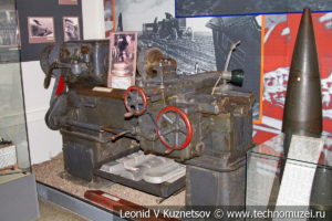 Токарный станок из снарядного цеха завода имени Ильича в Центральном музее Вооруженных Сил