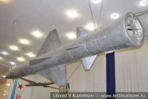Зенитная ракета комплекса С-75 без разгонного двигателя в Центральном музее Вооруженных Сил