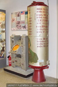Разгонный двигатель и фрагмент пульта управления комплекса С-75 в Центральном музее Вооруженных Сил