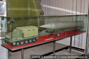 Модель тягача с транспортной тележкой для баллистической ракеты в Центральном музее Вооруженных Сил