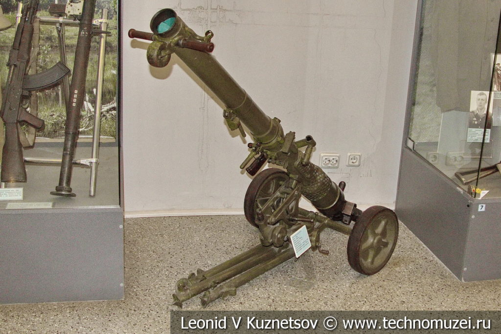 82-мм безоткатное орудие БО-10 в Центральном музее Вооруженных Сил