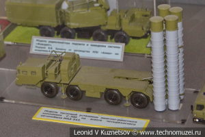 Машины из состава зенитно-ракетных комплексов С-300 и Фаворит в Центральном музее Вооруженных Сил