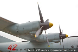 Военно-транспортный самолёт Ан-12 в Музее на Поклонной горе