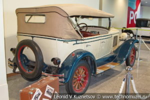 Pontiac 6-28 (186) на выставке ретро автомобилей в аэропорту Домодедово