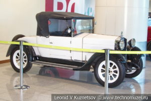 FIAT 509 Spider на выставке ретро автомобилей в аэропорту Домодедово