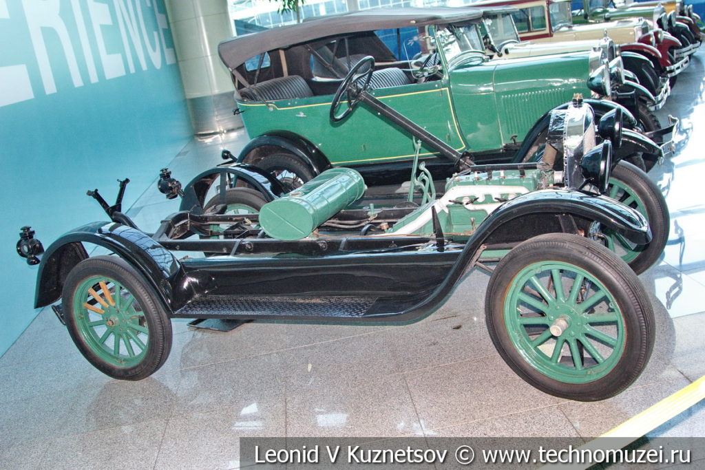 Ford Model T (шасси) на выставке ретро автомобилей в аэропорту Домодедово