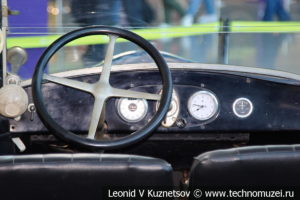Peugeot 172R на выставке ретро автомобилей в аэропорту Домодедово