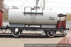 Двухосная цистерна для бензина с тормозной площадкой в Железнодорожном музее на Рижском вокзале