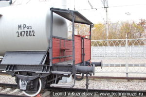 Двухосная цистерна для бензина с тормозной площадкой в Железнодорожном музее на Рижском вокзале