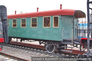 Двухосный пассажирский вагон с открытыми тамбурами в Железнодорожном музее на Рижском вокзале