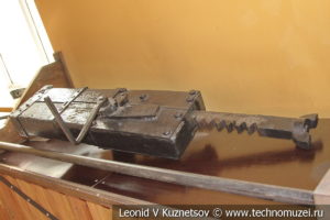 Детали паровозов в экспозиционном зале депо в железнодорожном музее на станции Подмосковная