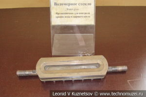 Детали паровозов в экспозиционном зале депо в железнодорожном музее на станции Подмосковная