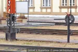Двухкрылый семафор в железнодорожном музее на станции Подмосковная