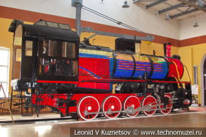Паровоз Э в разрезе в экспозиционном зале депо в железнодорожном музее на станции Подмосковная