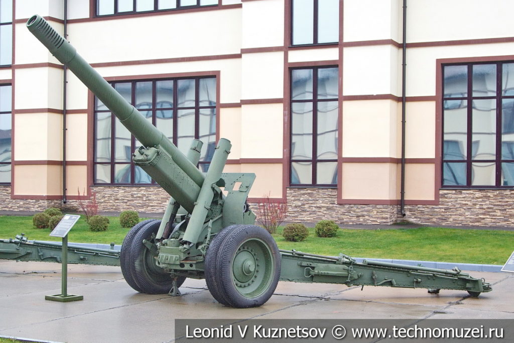 152-мм гаубица-пушка образца 1937 года МЛ-20 (52-Г-544А) в музее отечественной военной истории в Падиково