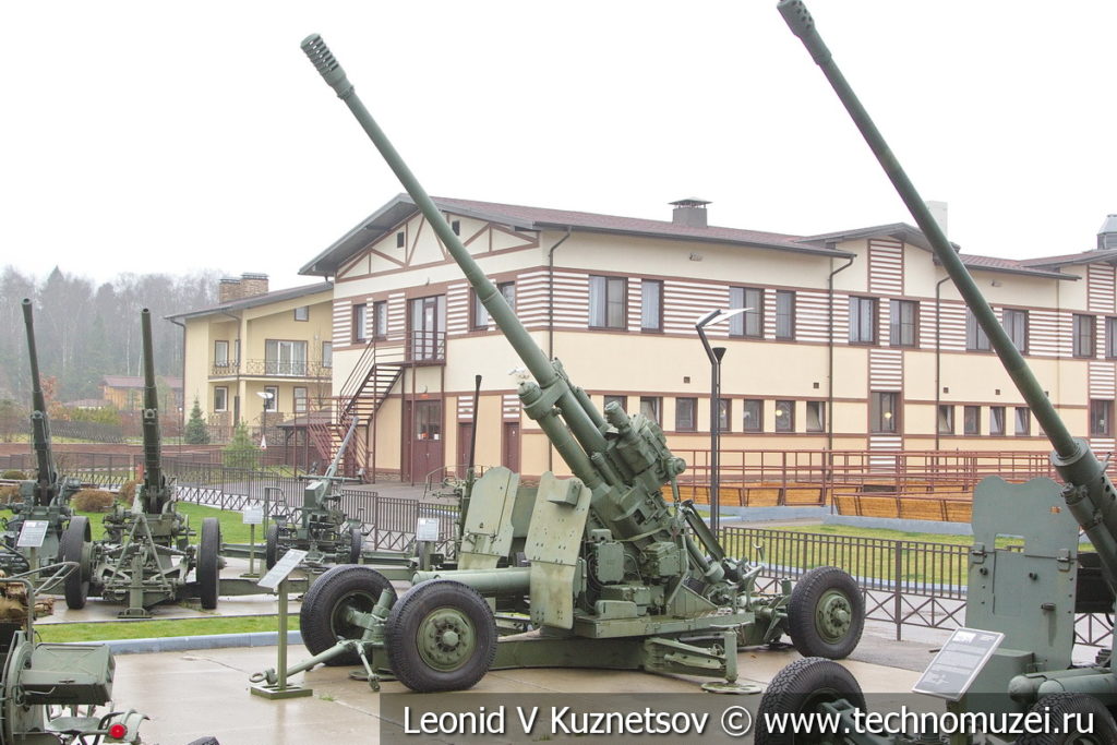 100-мм зенитная пушка КС-19 (52-П-415) 1947 года в музее отечественной военной истории в Падиково