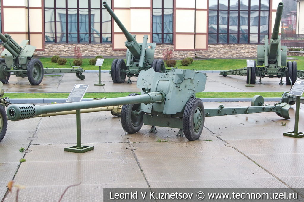 85-мм противотанковая пушка Д-48 1953 года в музее отечественной военной истории в Падиково