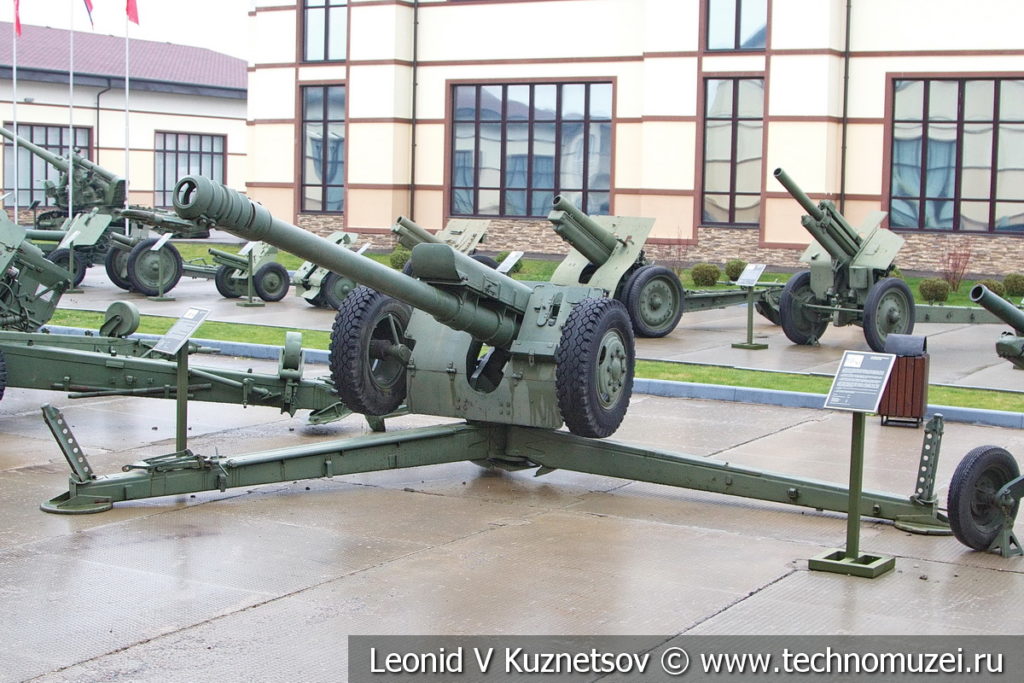 122-мм гаубица Д-30 1963 года в музее отечественной военной истории в Падиково