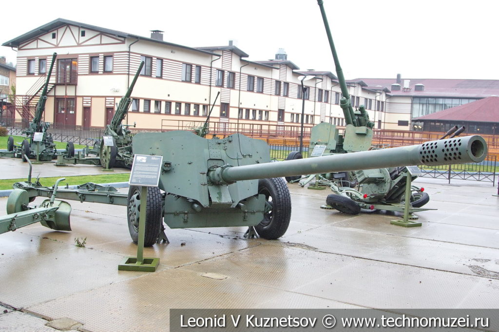 100-мм противотанковая пушка МТ-12 (2А29) Рапира 1968 года в музее отечественной военной истории в Падиково