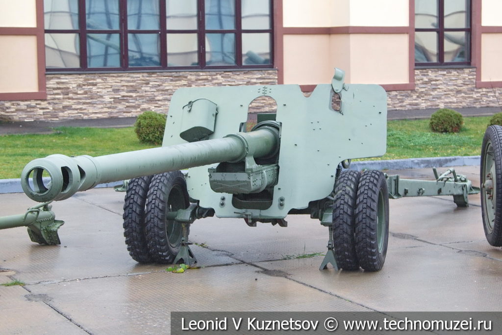 100-мм полевая пушка образца 1944 года БС-3 в музее отечественной военной истории в Падиково