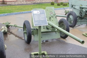 45-мм противотанковая пушка образца 1942 года М-42 в музее отечественной военной истории в Падиково