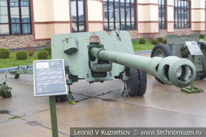 100-мм полевая пушка образца 1944 года БС-3 в музее отечественной военной истории в Падиково